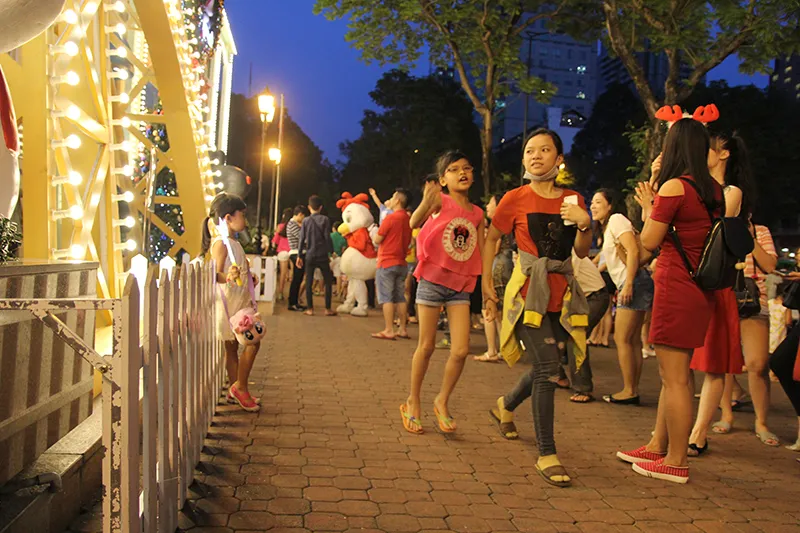 người dân thành phố đi chơi noel sớm