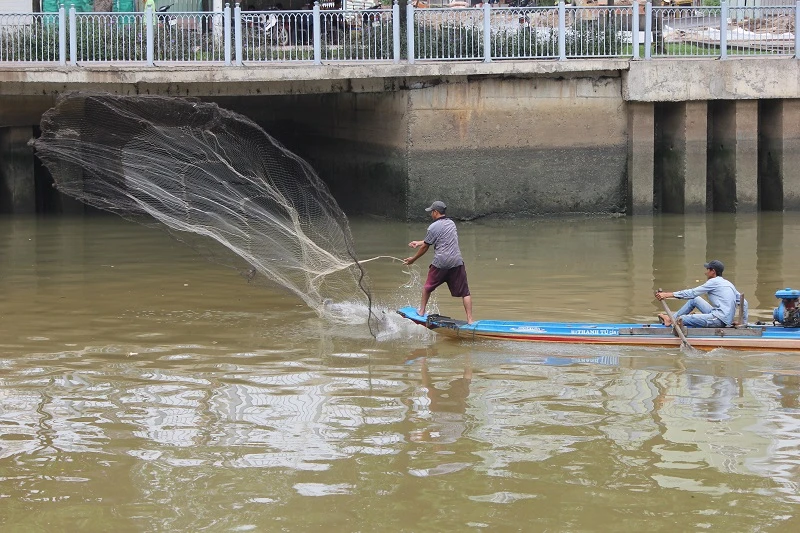 Ngang nhiên chài lưới bắt cá trên kênh Nhiêu Lộc ảnh 1