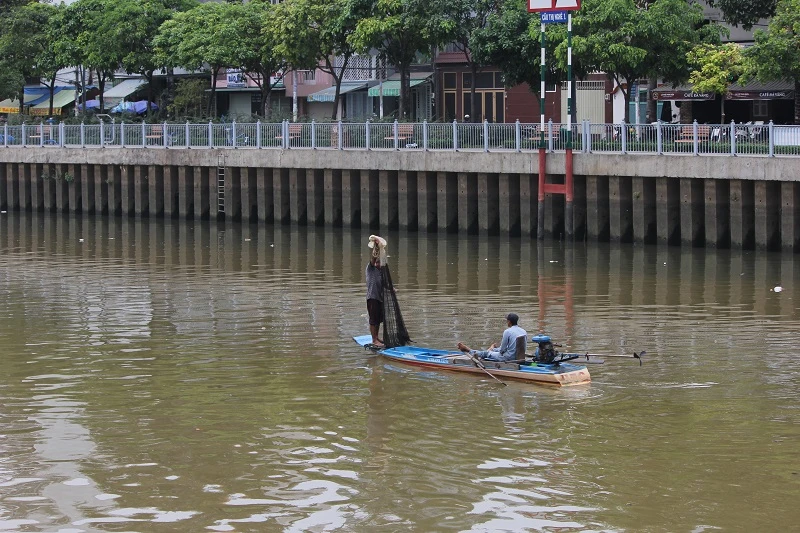 Ngang nhiên chài lưới bắt cá trên kênh Nhiêu Lộc ảnh 6