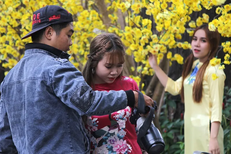 Thiếu nữ TP.HCM diện áo dài xuống phố du xuân sớm ảnh 9 Thiếu nữ TP.HCM diện áo dài xuống phố du xuân sớm ảnh 9