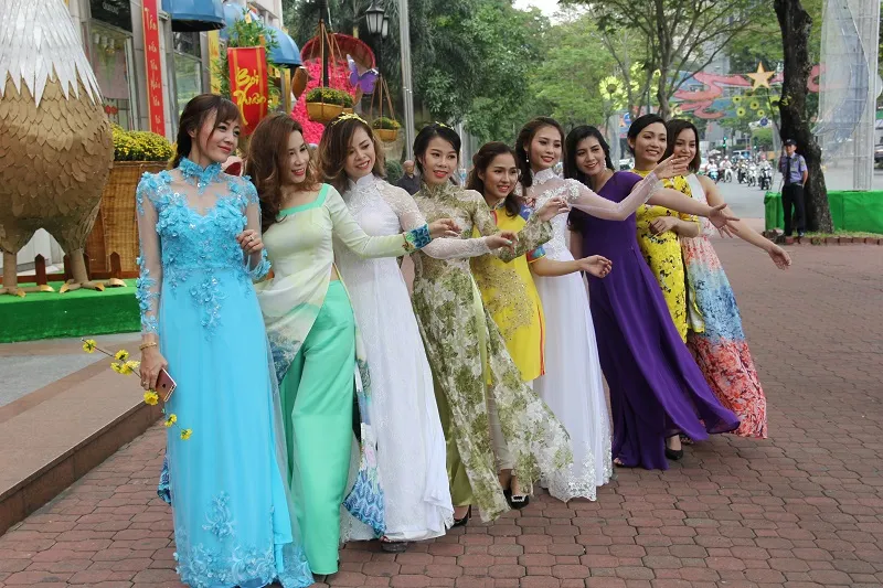 Thiếu nữ TP.HCM diện áo dài xuống phố du xuân sớm ảnh 4 Thiếu nữ TP.HCM diện áo dài xuống phố du xuân sớm ảnh 4