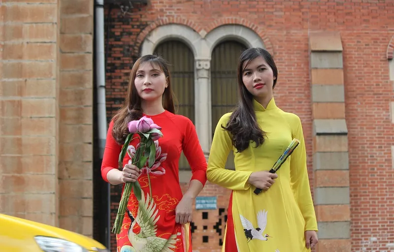 Thiếu nữ TP.HCM diện áo dài xuống phố du xuân sớm ảnh 5 Thiếu nữ TP.HCM diện áo dài xuống phố du xuân sớm ảnh 5