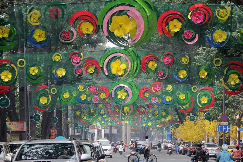 Rối mắt đoạn đường trang trí tết 2017 ở TP.HCM ảnh 1