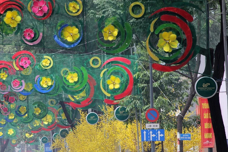 Rối mắt đoạn đường trang trí tết 2017 ở TP.HCM ảnh 5