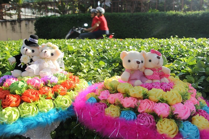 “Con đường tình yêu” rực rỡ quà và hoa Valentine ảnh 11