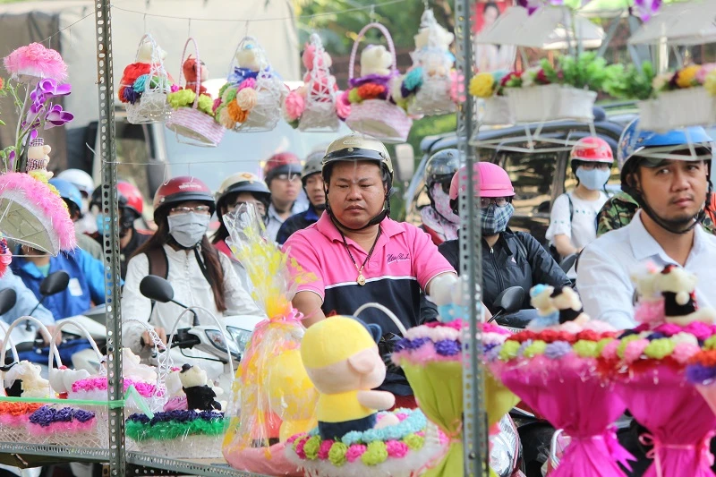 “Con đường tình yêu” rực rỡ quà và hoa Valentine ảnh 14