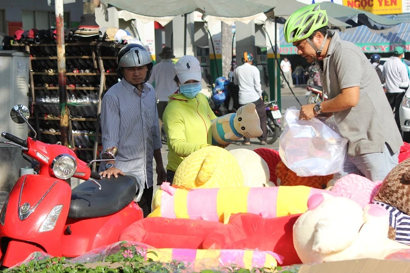 “Con đường tình yêu” rực rỡ quà và hoa Valentine ảnh 16