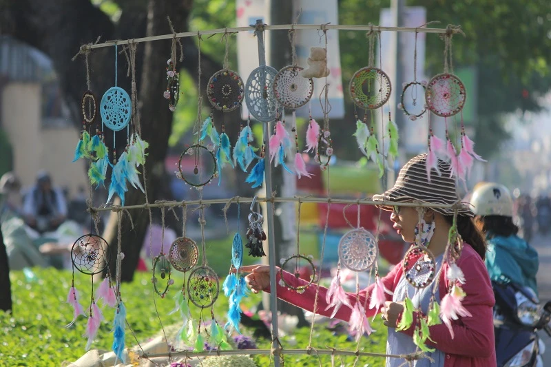 “Con đường tình yêu” rực rỡ quà và hoa Valentine ảnh 17