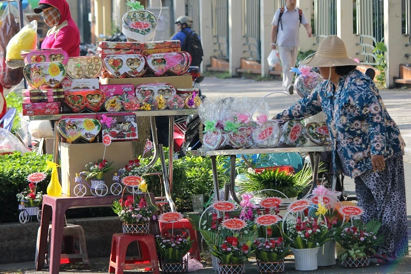 “Con đường tình yêu” rực rỡ quà và hoa Valentine ảnh 18