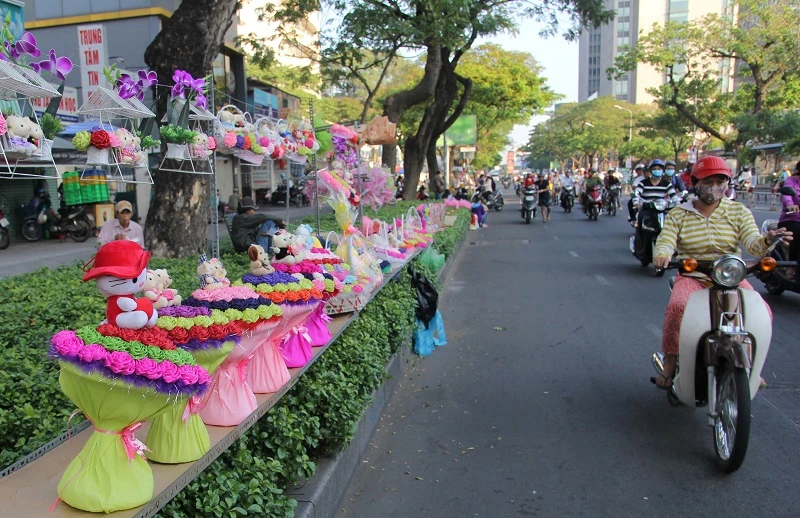 “Con đường tình yêu” rực rỡ quà và hoa Valentine ảnh 1