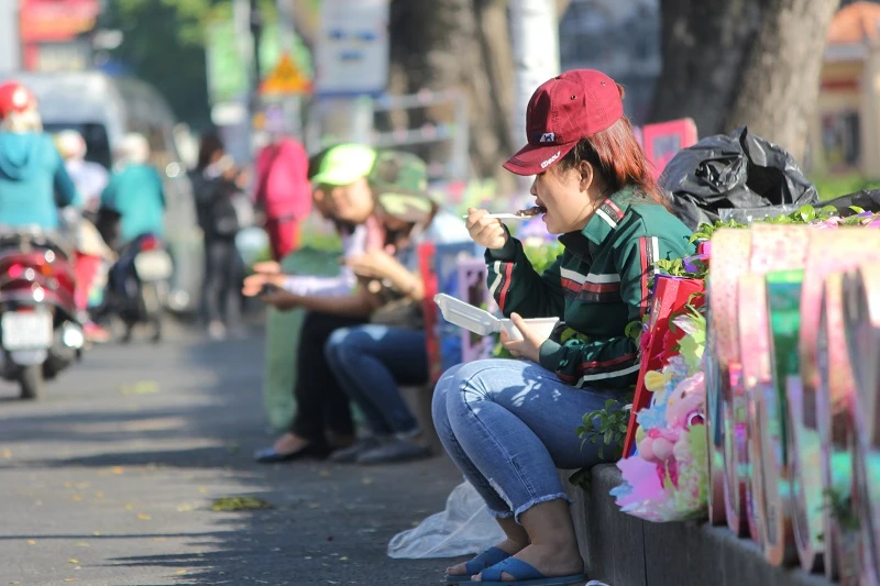 “Con đường tình yêu” rực rỡ quà và hoa Valentine ảnh 19