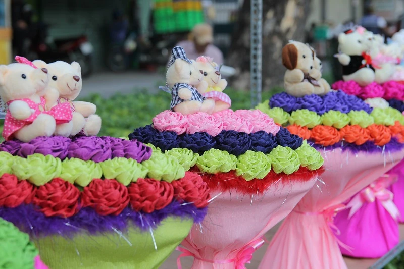 “Con đường tình yêu” rực rỡ quà và hoa Valentine ảnh 3