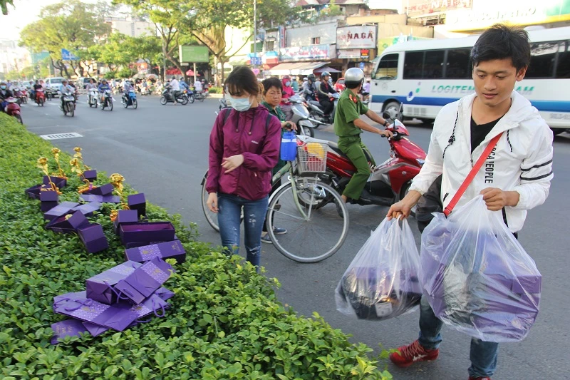 “Con đường tình yêu” rực rỡ quà và hoa Valentine ảnh 5