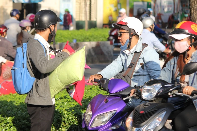 “Con đường tình yêu” rực rỡ quà và hoa Valentine ảnh 7