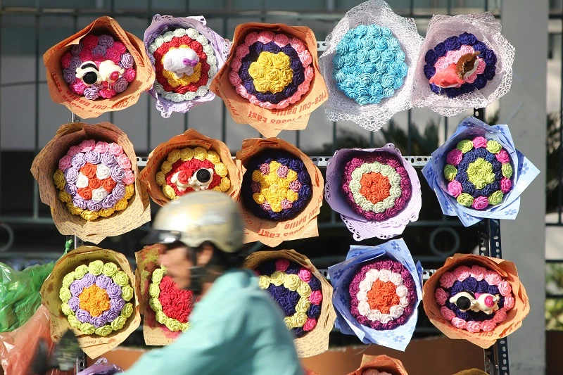 “Con đường tình yêu” rực rỡ quà và hoa Valentine ảnh 8