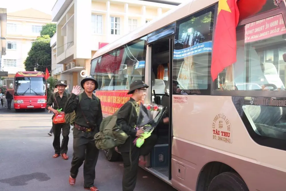 Những hình ảnh xúc động tiễn thanh niên TP.HCM nhập ngũ ảnh 15 Những hình ảnh xúc động tiễn thanh niên TP.HCM nhập ngũ ảnh 15