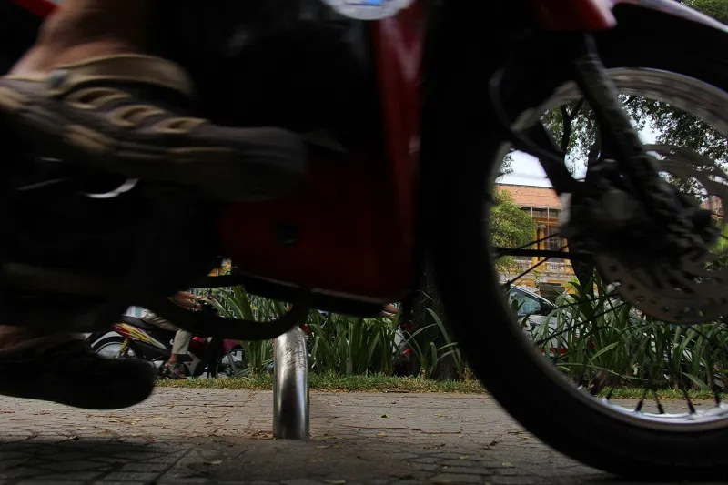 Điều chỉnh barie, xe máy vẫn chạy vùn vụt trên vỉa hè ảnh 11