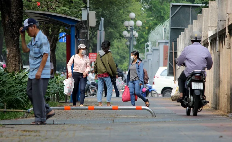 Điều chỉnh barie, xe máy vẫn chạy vùn vụt trên vỉa hè ảnh 1