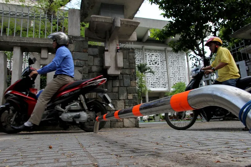 Điều chỉnh barie, xe máy vẫn chạy vùn vụt trên vỉa hè ảnh 2