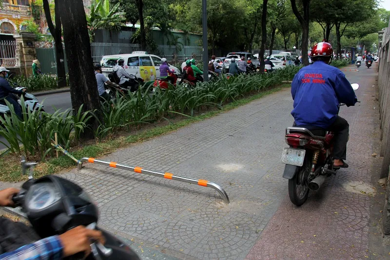 Điều chỉnh barie, xe máy vẫn chạy vùn vụt trên vỉa hè ảnh 5