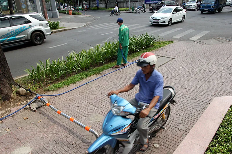 Điều chỉnh barie, xe máy vẫn chạy vùn vụt trên vỉa hè ảnh 6