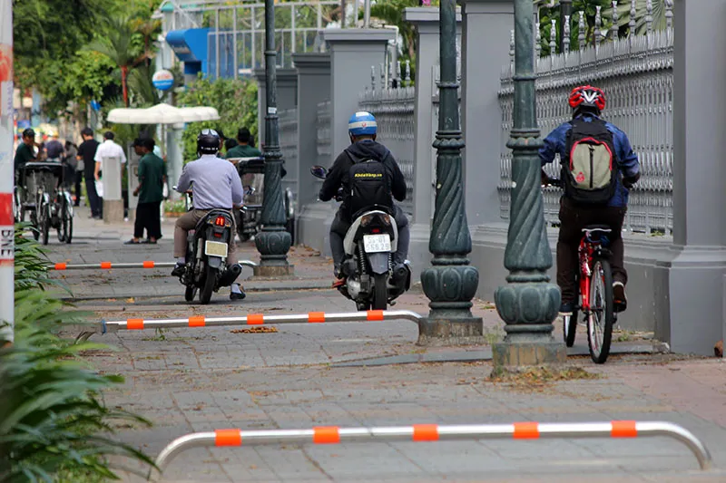 Điều chỉnh barie, xe máy vẫn chạy vùn vụt trên vỉa hè ảnh 8