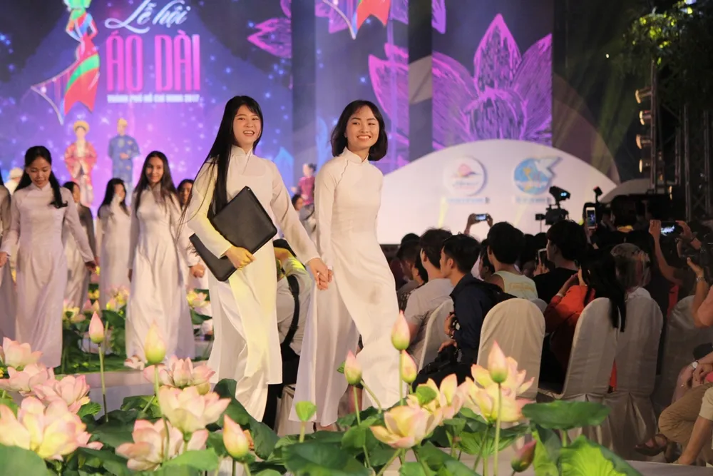 Ngắm nữ sinh Marie Cuire trong tà áo dài của Sỹ Hoàng ảnh 10