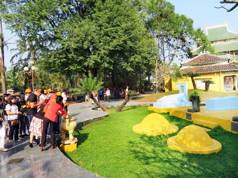 Đoàn dâng hương mộ cụ Đồ Chiểu, bà Lê Thị Điền và nhà thơ Sương Nguyệt Anh 