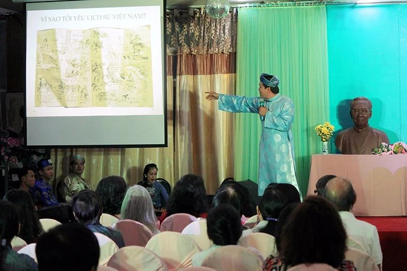 Diễn giả văn hóa Hồ Nhựt Quang giới thiệu bức tranh về lịch sử mà anh tự vẽ.