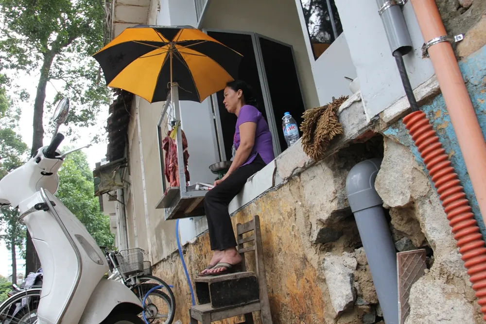 Dân quận 1 khốn khổ leo vào nhà khi bậc tam cấp bị phá ảnh 10 Dân quận 1 khốn khổ leo vào nhà khi bậc tam cấp bị phá ảnh 10