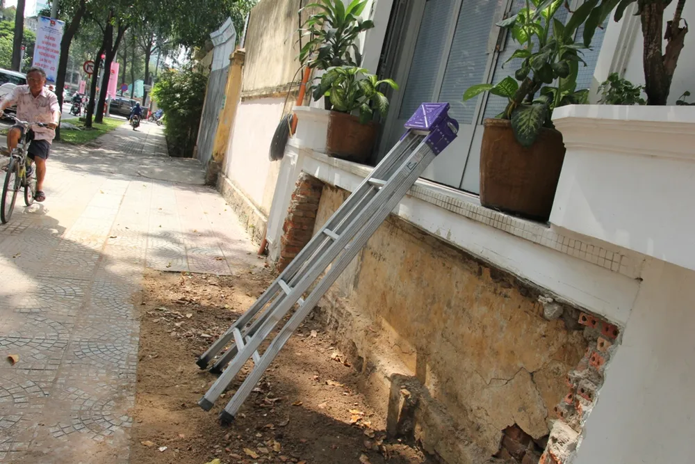 Dân quận 1 khốn khổ leo vào nhà khi bậc tam cấp bị phá ảnh 12 Dân quận 1 khốn khổ leo vào nhà khi bậc tam cấp bị phá ảnh 12