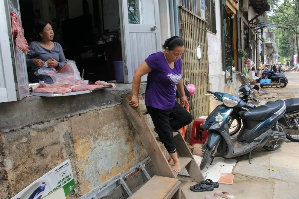 Dân quận 1 khốn khổ leo vào nhà khi bậc tam cấp bị phá ảnh 13 Dân quận 1 khốn khổ leo vào nhà khi bậc tam cấp bị phá ảnh 13