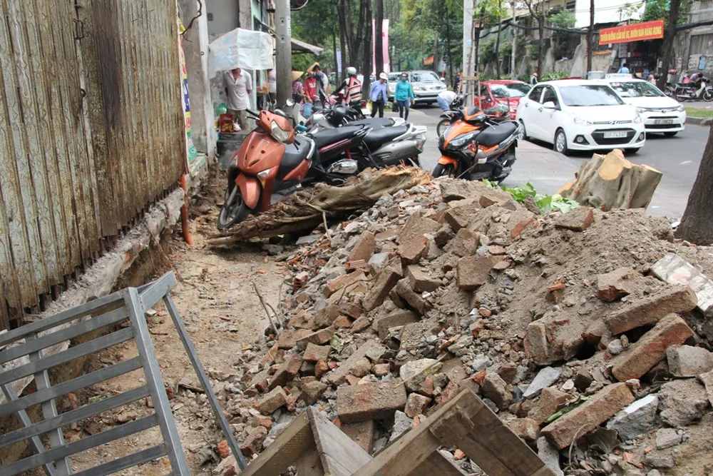 Dân quận 1 khốn khổ leo vào nhà khi bậc tam cấp bị phá ảnh 15 Dân quận 1 khốn khổ leo vào nhà khi bậc tam cấp bị phá ảnh 15