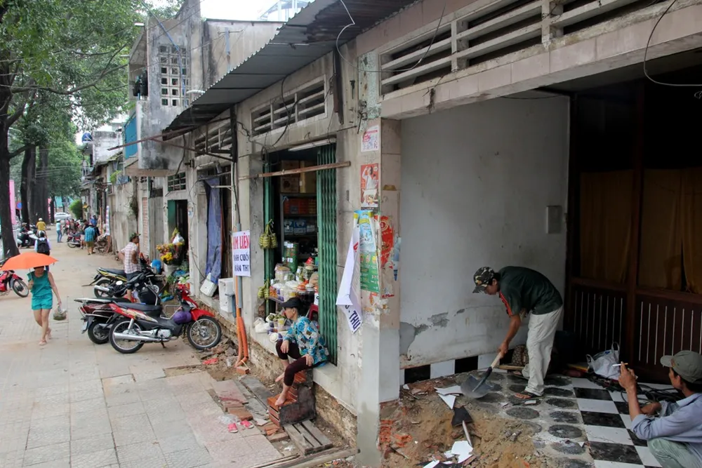 Dân quận 1 khốn khổ leo vào nhà khi bậc tam cấp bị phá ảnh 1 Dân quận 1 khốn khổ leo vào nhà khi bậc tam cấp bị phá ảnh 1