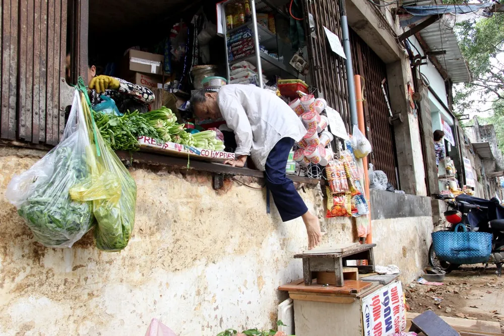 Dân quận 1 khốn khổ leo vào nhà khi bậc tam cấp bị phá ảnh 3 Dân quận 1 khốn khổ leo vào nhà khi bậc tam cấp bị phá ảnh 3