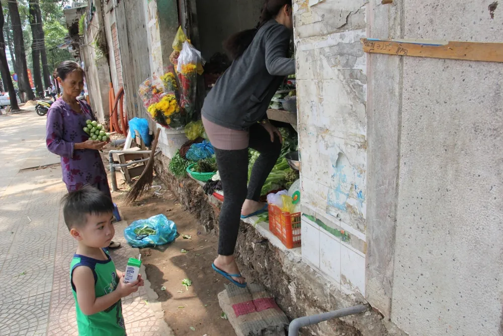 Dân quận 1 khốn khổ leo vào nhà khi bậc tam cấp bị phá ảnh 5 Dân quận 1 khốn khổ leo vào nhà khi bậc tam cấp bị phá ảnh 5