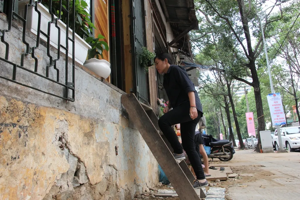 Dân quận 1 khốn khổ leo vào nhà khi bậc tam cấp bị phá ảnh 6 Dân quận 1 khốn khổ leo vào nhà khi bậc tam cấp bị phá ảnh 6