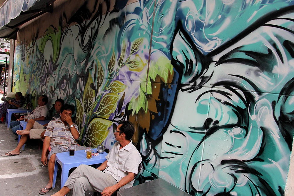 Ngắm những bức tường bẩn ở quận 1 được thay áo mới ảnh 12