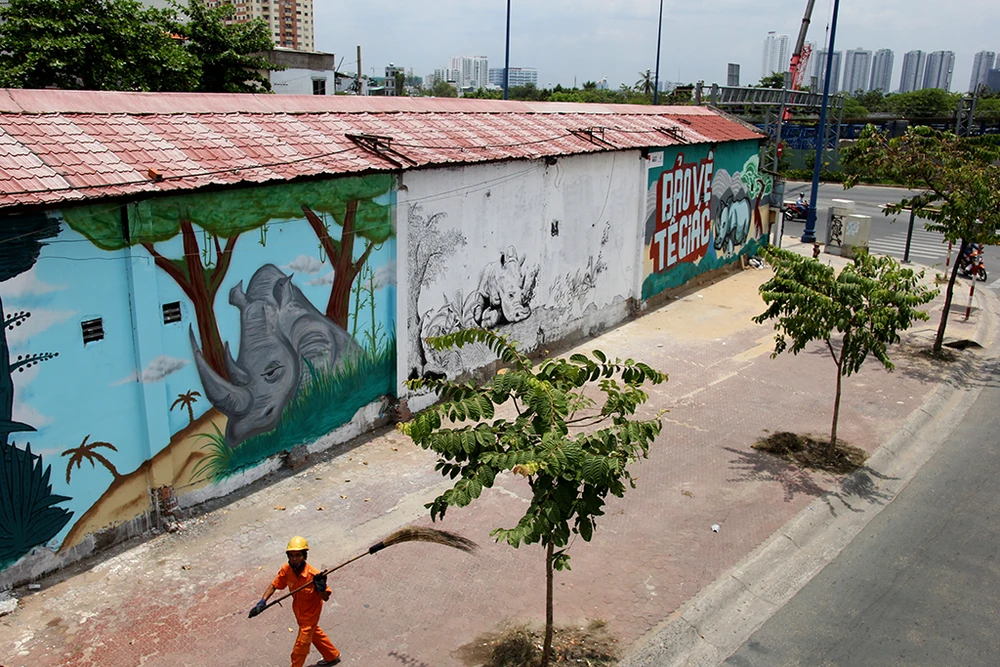 Ngắm những bức tường bẩn ở quận 1 được thay áo mới ảnh 1