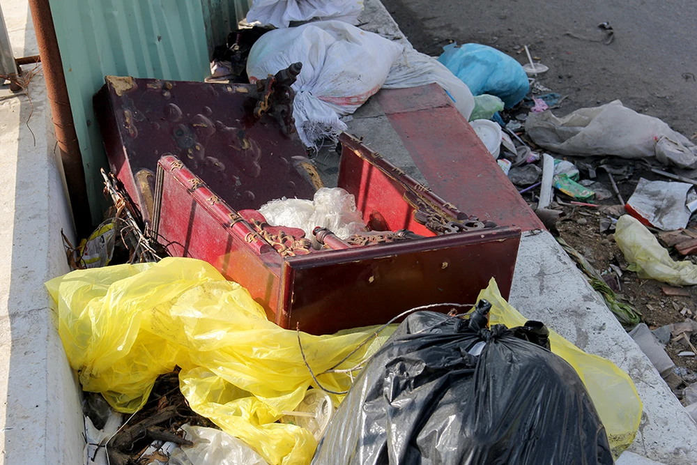 Đống rác vô chủ nằm chình ình giữa cầu ảnh 4