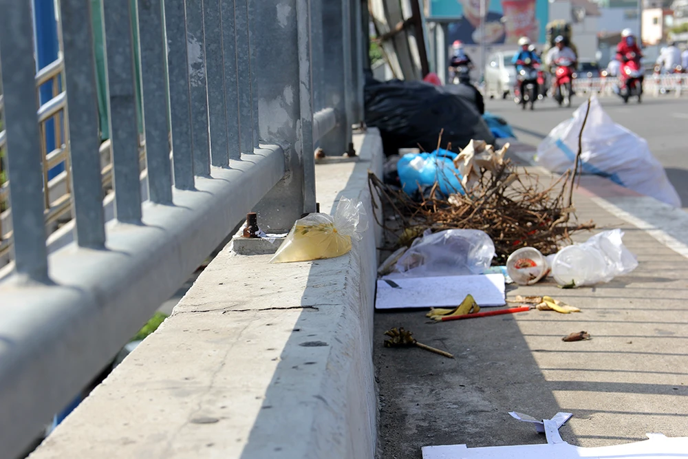 Đống rác vô chủ nằm chình ình giữa cầu ảnh 5