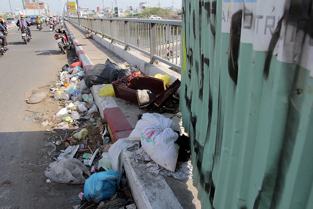 Đống rác vô chủ nằm chình ình giữa cầu ảnh 6