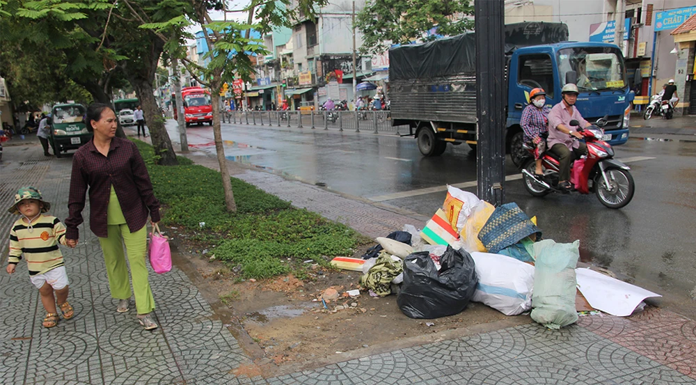 Đống rác vô chủ nằm chình ình giữa cầu ảnh 7