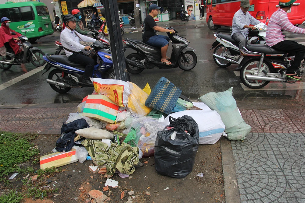Đống rác vô chủ nằm chình ình giữa cầu ảnh 8