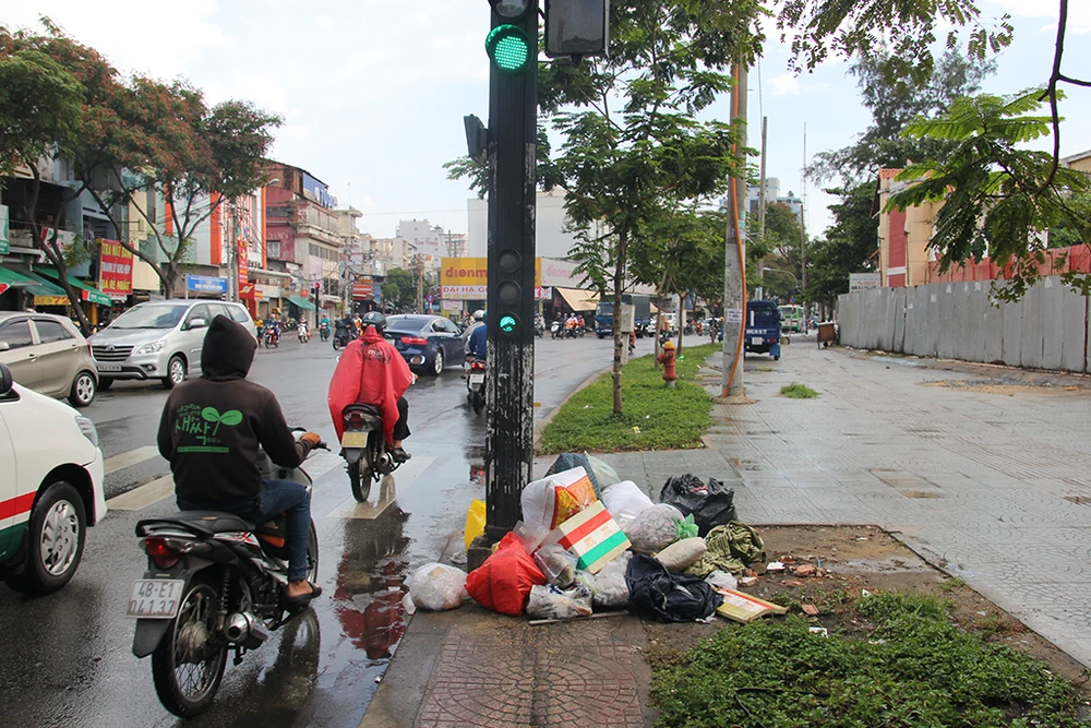 Đống rác vô chủ nằm chình ình giữa cầu ảnh 9