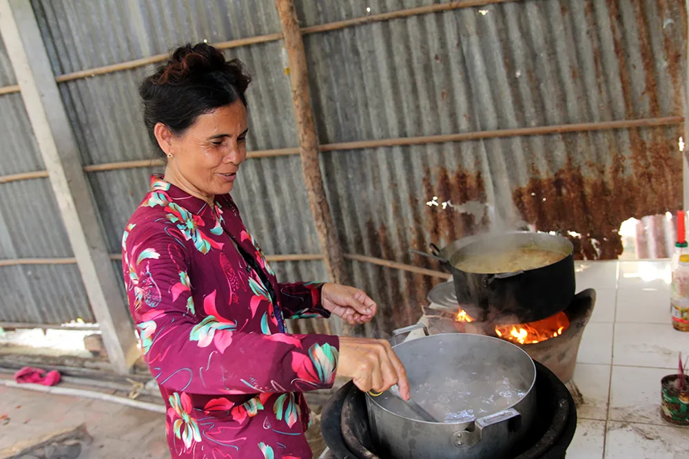 'Tiệc giải oan' bên chân cầu Hòa Đông ảnh 7 'Tiệc giải oan' bên chân cầu Hòa Đông ảnh 7