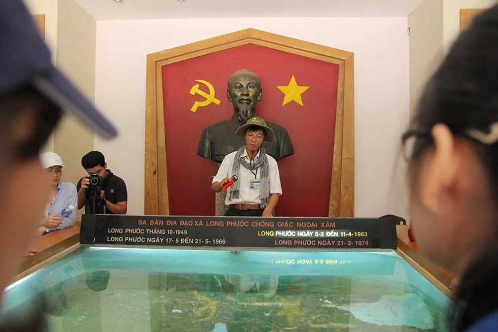 Anh Đức, hướng dẫn viên tại địa đạo Long Phước,