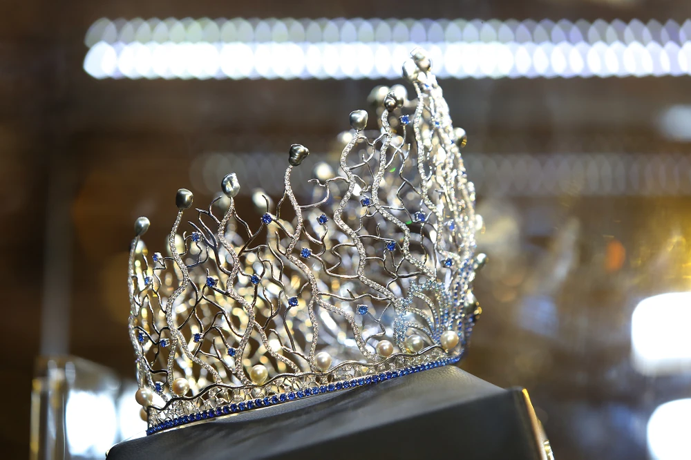 Điểm đặc biệt của chiếc Vương miện lần này ngoài việc sử dụng các loại ngọc quý, thì đây là một tác phẩm được tái hiện một cách tự nhiên nhất hình ảnh dưới đáy đại dương, hình ảnh hoạ tiết sóng biển và rặn san hô được mô phỏng một cách sinh động nhất trong tuyệt tác này.