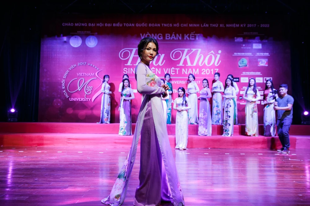 Chùm ảnh: Nữ sinh miền Trung thướt tha với áo dài ảnh 14