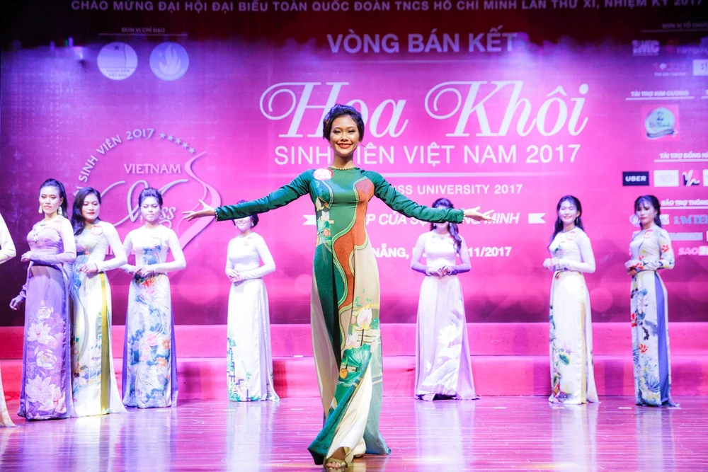 Chùm ảnh: Nữ sinh miền Trung thướt tha với áo dài ảnh 2